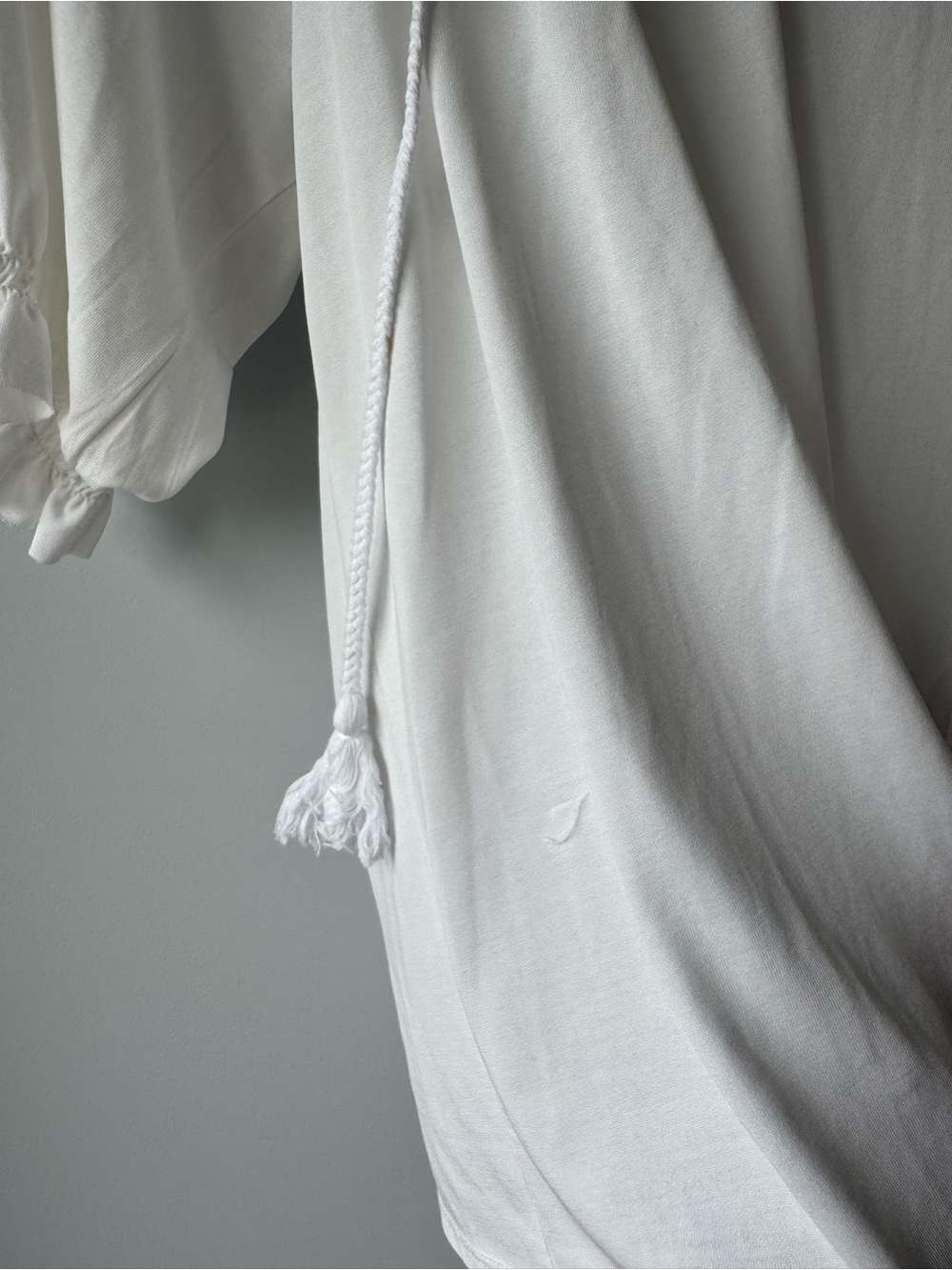 (M) Ariat White Ruffle Tie-Neck Blouse - Picture 5 of 7